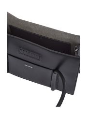 תיק צד דמוי עור לאישה מבית Calvin Klein  דגם K60K613111-BEH