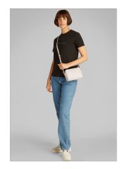 תיק צד דמוי עור לאישה מבית Calvin Klein  דגם LV04K3036G-WGY