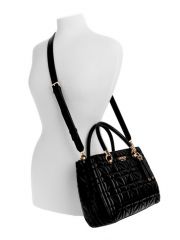 תיק דמוי עור לאישה מבית Guess קולקציית ASSIA דגם QG849906-BLA