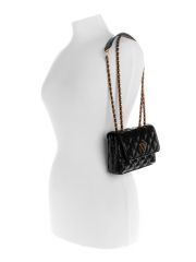 תיק צד דמוי עור לאישה מבית Guess קולקציית GIULLY דגם QK874874-BLA