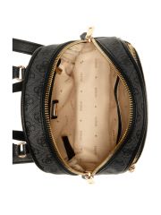 תיק גב דמוי עור לאישה GUESS קולקציית MANHATTAN דגם SG699432-CLO