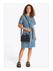 תיק דמוי עור לאישה מבית Tommy Hilfiger  דגם AW0AW17176-BDS