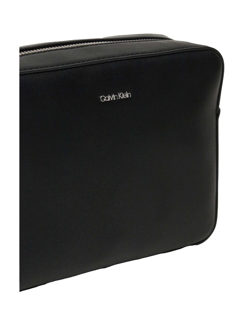 תיק צד דמוי עור מבית Calvin Klein דגם LV04F3097G-UB1