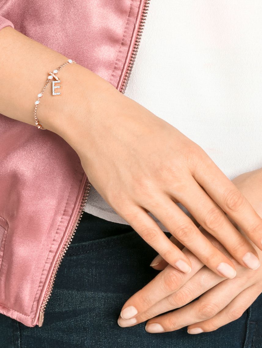 תליון SWAROVSKI לאישה עם האות E קולקציית REMIX דגם 5437621