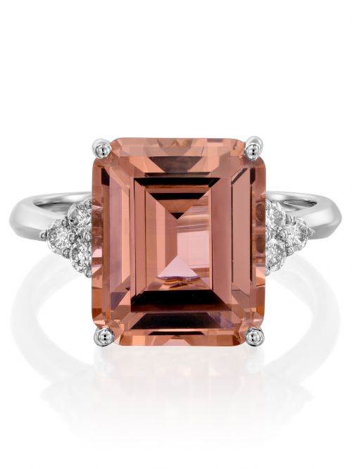 טבעת KATE  זהב לבן   14קראט משובצת 6 יהלומים 0.22 קראט G-SI  עם אבן ורודה בצורת ריבוע